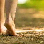 Walking Barefoot: చెప్పులు లేకుండా నడవడం ఆరోగ్యానికి మంచిదేనా..?