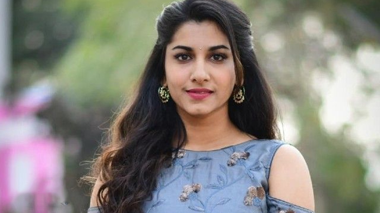 Anchor Vishnu Priya