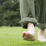 walking barefoot on grass: గడ్డి మీద చెప్పులు లేకుండా నడవడం వల్ల తెలియని బోలెడు ప్రయోజనాలు!